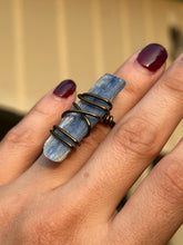 Load image into Gallery viewer, 🔵 Deep Indigo Kyanite Minimal Ring (Size 4.5)

